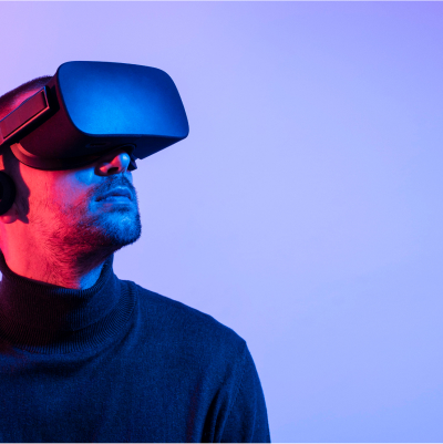 Homme portant un casque de réalité virtuelle