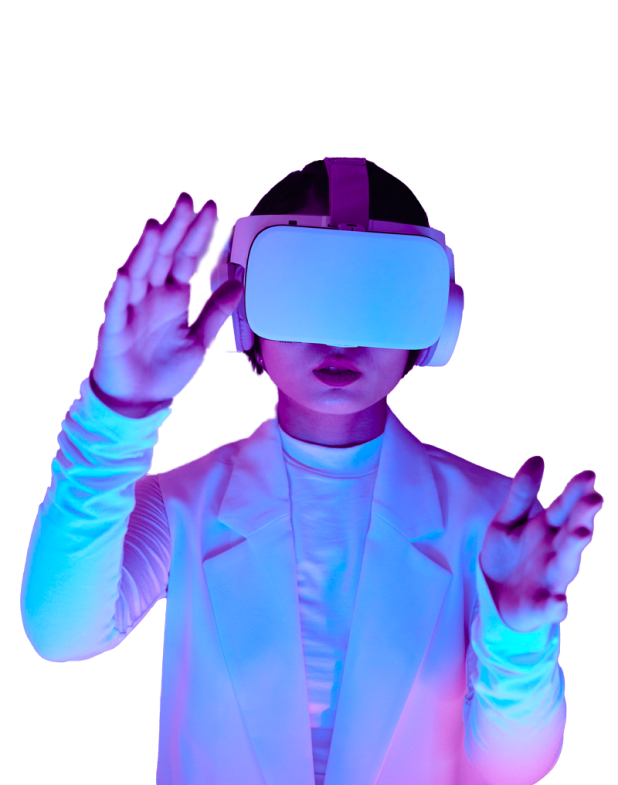 Femme portant un casque de réalité virtuelle et faisant des geste dans le vide comme pour montrer qu'elle modélise quelque chose