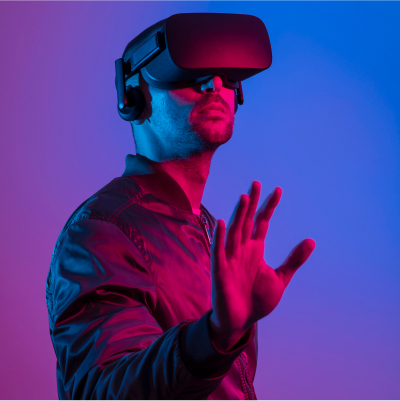 Homme portant un casque de réalité virtuelle